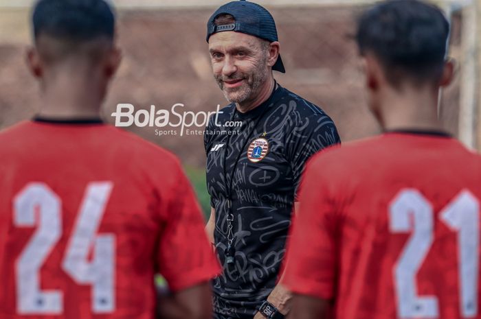 Pelatih Persija Jakarta, Thomas Doll, sempat tersenyum saat memantau para pemainnya berlatih di Lapangan Nirwana Park, Sawangan, Jawa Barat, Rabu (26/7/2023).