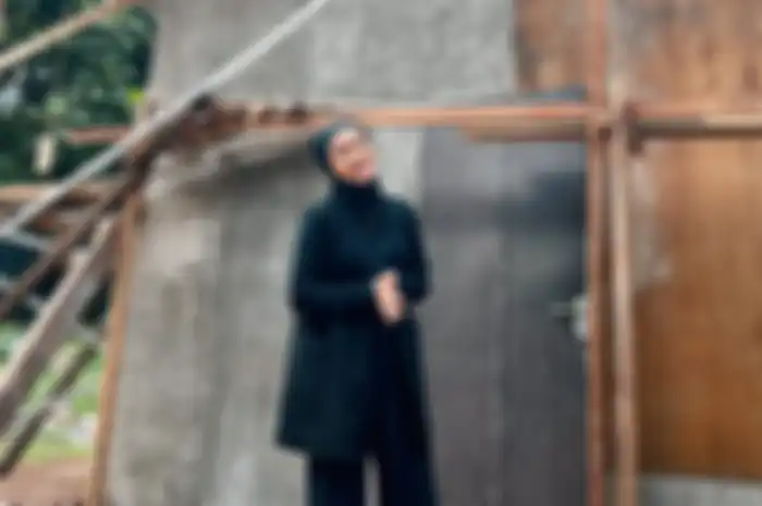 Cita Citata pacar Didi Mahadrika dengan fashion hijab serba hitam