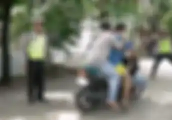 Wajah Pucat dan Dengkul Gemetar Saat Terjaring Razia, Pemotor Ini Langsung Diborgol Polisi