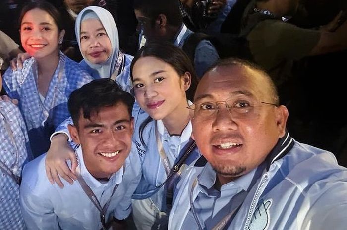 Pratama Arhan bersama sang istri, Azizah Salsa beserta beberapa pesohor yang jadi pendukung Capres Prabowo Subianto pada Pemilu 2024