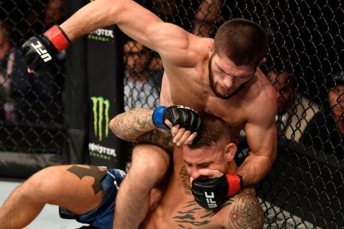 Aksi Khabib Nurmagomedov saat menghadapi Dustin Poirier pada ajang UFC 242 di The Arena, Abu Dhabi, Uni Emirat Arab, (7/9/2019)