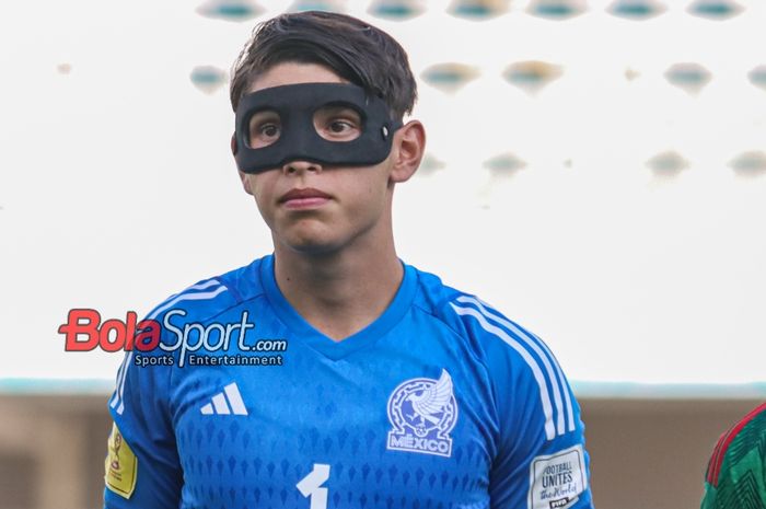 Kiper timnas U-17 Meksiko, Bourama Kone, sedang bertanding di Stadion Gelora Bung Tomo, Surabaya, Jawa Timur, Selasa (21/11/2023) siang.