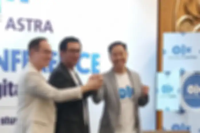 (kiri ke kanan) CK Yap, Co-CEO &amp; Director PT Astra Digital Mobil,  Naga Sujady, President Director of PT Astra Digital Mobil, dan Agung Iskandar, Director PT Tokobagus Indonesia saat pengumuman perubahan OLX Indonesia