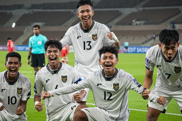 Selebrasi para pemain timnas U-17 Indonesia usai mencetak gol ke gawang Afghanistan pada matchday ketiga grup C Piala Asia U-17 2025, Kamis (10/4/2025).