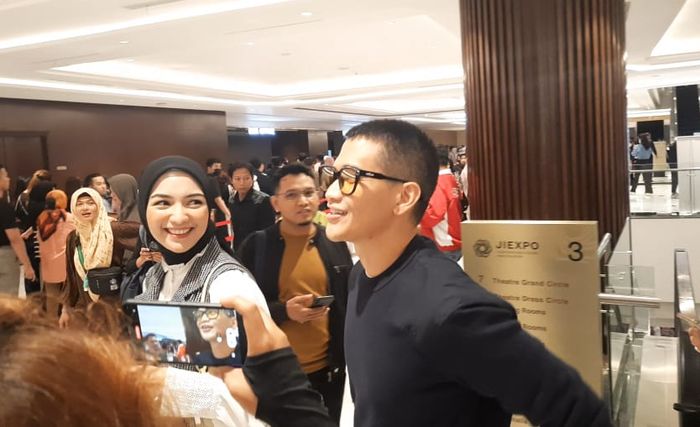 Citra Kirana bersama Rezky Aditya di Jiexpo Kemayoran, Jakarta Pusat pada Sabtu (5/8/2023).