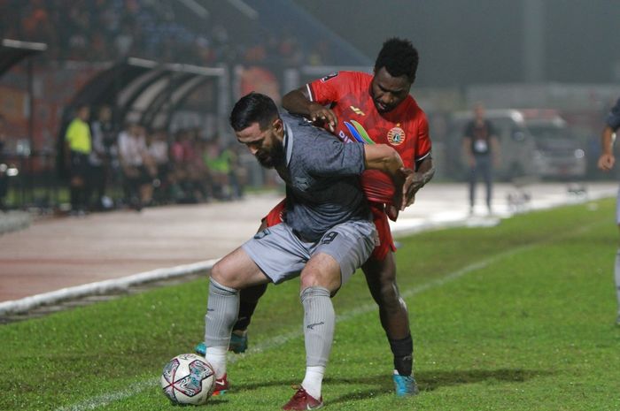 Pemain Persija Jakarta Ricky Cawor dan Javlon Guseynov dari Borneo FC sedang memperebutkan bola dalam lanjutan babak penyisihan Grup A Piala Presiden 2022 di Stadion Segiri, Samarinda, Sabtu (25/6/2022).