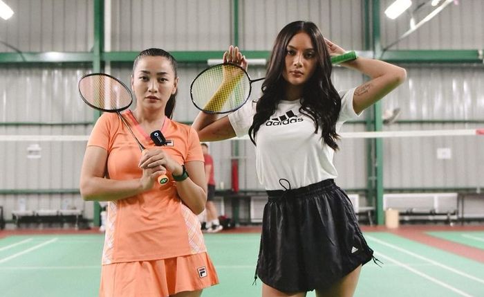 Erica Carlina dan Hesti Purwadinata saat latihan bulutangkis bersama.