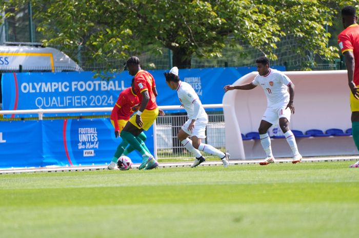 Penyerang Timnas U-23 Indonesia Witan Sulaeman yang berusaha mengambil bola dari pemain Guinea di laga playoff Olimpiade 2024 Paris di Clairefontaine-en-Yvelines, Ile-de-France, Prancis, Kamis (9/5/2024).