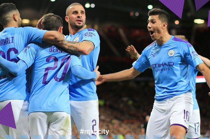 Para pemain Manchester City merayakan gol yang dicetak ke gawang Manchester United dalam laga leg pertama semifinal Piala Liga Inggris di Stadion Old Trafford, Selasa (7/1/2020).