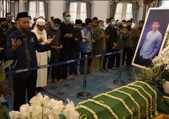 Suasana Rumah Duka&nbsp;Anak Ridwan Kamil di Gedung Pakuan Bandung, Sampai Subuh Para Pelayat Tak Berhenti Berdatangan Mendoakan Jenazah Eril