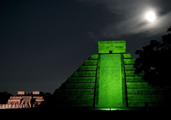 Maya kuno bisa dibilang salah satu pengamat langit terhebat. Sebagai ahli matematika ulung, mereka mencatat pengamatan sistematis terhadap pergerakan Matahari, planet, dan bintang.