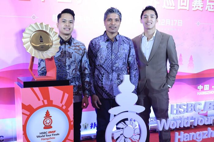 Tim tunggal putra Indonesia berpose dalam gala dinner BWF World Tour Finals 2023 di Hotel Dragon, Hangzhou, China, 11 Desember 2023. Dari kiri: Anthony Sinisuka Ginting, kepala pelatih Irwansyah, Jonatan Christie. 