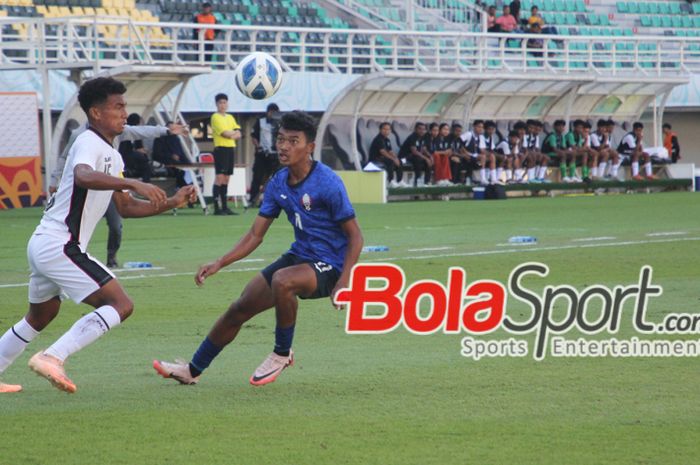 Suasana pertandingan Timor Leste U-19 menghadapi Kamboja U-19 di Stadion Gelora Bung Tomo, Surabaya, Jawa Timur, Rabu (17/7/2024) sore.