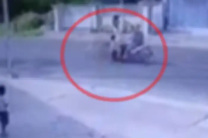 Ilustrasi bocah kecil menjadi korban tabrak lari pengendara motor.