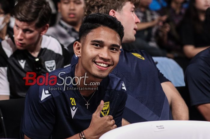 Pemain Oxford United, Marselino Ferdinan, saat jumpa pers di SCTV Tower, Senayan, Jakarta, Jumat (4/7/2025).