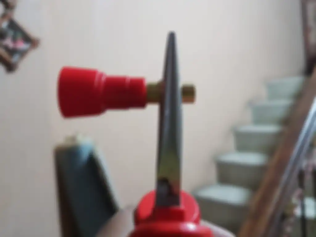 Copot spuyer sprayer dengan tang jepit, hati-hati jangan merusak kuningannya