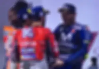 Apa yang Salah? Valentino Rossi Sampai Melongo Habis Ngobrol dengan Dovi dan Marquez di Podium