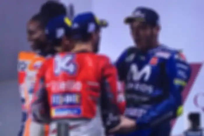 Ekspresi Valentino Rossi di atas podium MotoGP Qatar 2018