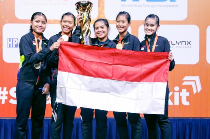 Tim putri Indonesia setelah berhasil menjadi juara pada Kejuaraan Beregu Asia 2022.