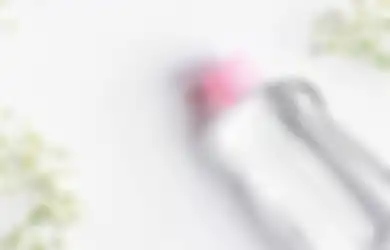 4 Manfaat Baby Oil Buat Kecantikan, Enggak Melulu Buat Bayi Kok