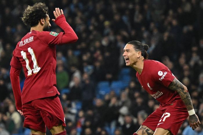 Striker Liverpool, Mo Salah, melakukan selebrasi bareng Darwin Nunez. Mo Salah akui bisa lari secepat mungkin hingga cetak gol ke gawang Everton dalam laga Liga Inggris karena Nunez.