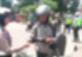 Enggak Lihat Motornya Apa, Pengendara Motor Ini Bikin Polwan Klepek-klepek