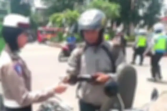 Biker cowok idaman polwan.