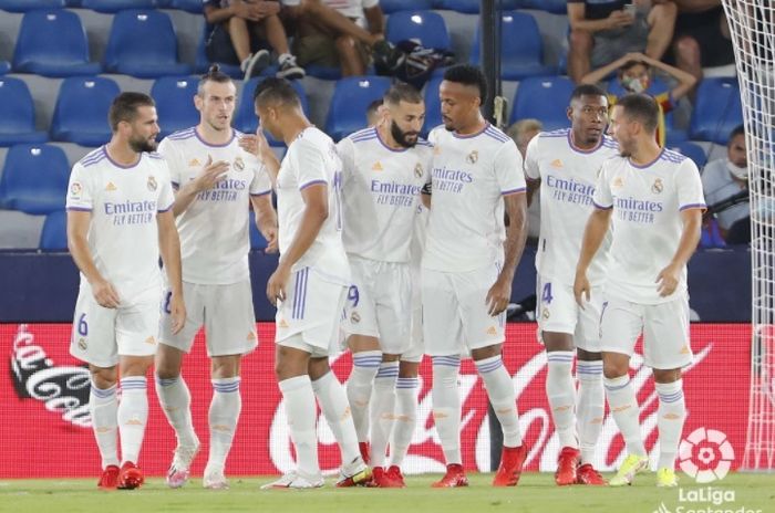 Para pemain Real Madrid merayakan gol Gareth Bale dalam laga Liga Spanyol kontra Levante di Estadio Ciudad de Valencia, Minggu (22/8/2021).