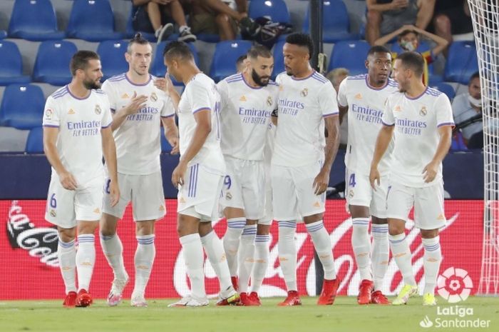 Para pemain Real Madrid merayakan gol Gareth Bale dalam laga Liga Spanyol kontra Levante di Estadio Ciudad de Valencia, Minggu (22/8/2021).