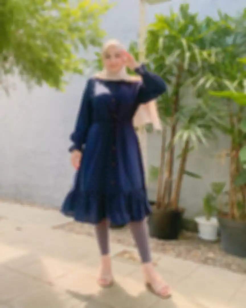 Tunik hijab warna navy buat lebaran 2022
