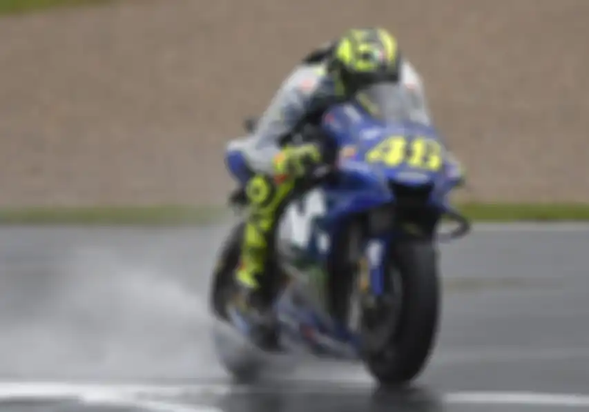 Valentino Rossi memakai jas hujan di hari pertama MotoGP Valencia 2018
