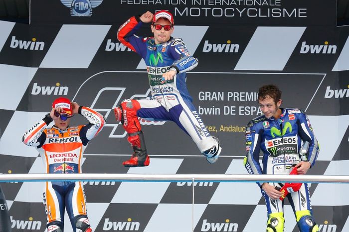 Dari kiri: Marc Marquez, Jorge Lorenzo, dan Valentino Rossi di atas podium setelah balapan MotoGP Spanyol di Sirkuit Jerez, Spanyol, 3 Mei 2015. Ketiga pembalap menjadi aktor dari musim yang menyajikan kompetisi paling dramatis dalam sejarah MotoGP. 