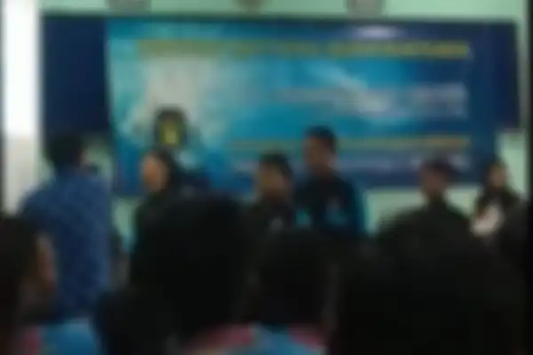 Tangkap layar video pemukulan siswa oleh motivator yang tersebar di media sosial