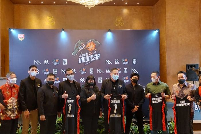 Presiden Louvre Indonesia, Denny Sumargo, Chairman, Chandra Putra Negara, Ketua MPR RI, Bambang Soesatyo dalam konferensi pers Louvre Indonesia resmi untuk berlaga di ASEAN Basketball League 2022.