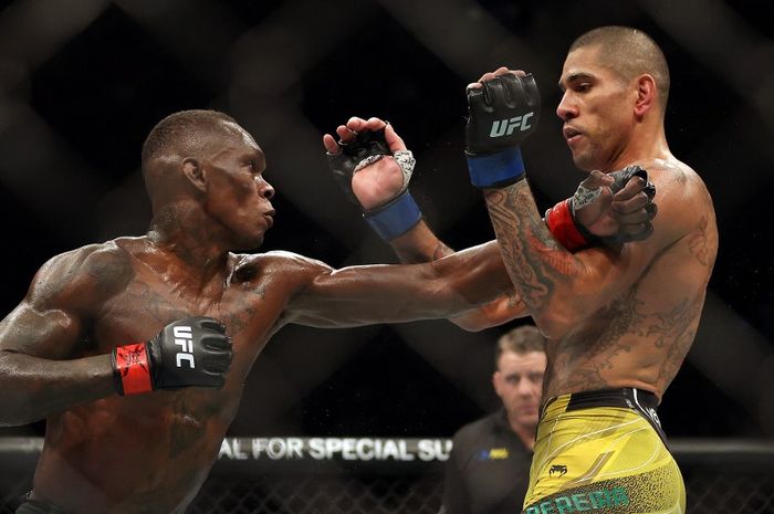 Israel Adesanya (kiri) melepaskan pukulan ke arah Alex Pereira (kanan) dalam pertandingan perebutan gelar kelas menengah pada UFC 281 di Madison Square Garden, New York, Amerika Serikat, 12 November 2022.