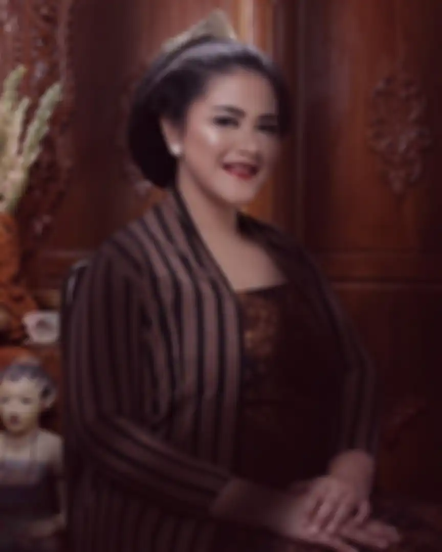 Kahiyang Ayu saat kenakan batik lurik
