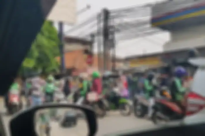 Oknum ojek online terkadang berhenti seenaknya.