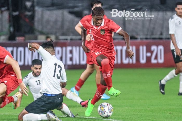 Striker timnas U-20 Indonesia, Hugo Samir (kanan), sedang berusaha melewati lawannya dalam laga turnamen Mini Internasional di Stadion Gelora Bung Karno, Senayan, Jakarta, Jumat (17/2/2023).