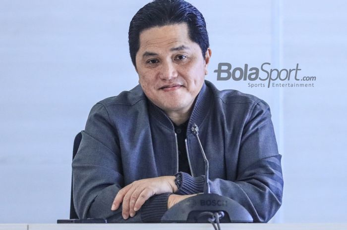 Ketua Umum PSSI, Erick Thohir, sedang memberikan keterangan kepada awak media di Menara Danareksa, Gambir, Jakarta Pusat, Rabu (5/7/2023) siang.