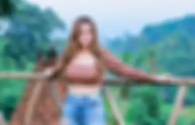 Pamer Body Aduhai Pakai Baju Super Mini, Penampilan Seksi Celine Evangelista Berpose Manja di Tengah Sawah Sukses Bikin Netizen Ketar-ketir
