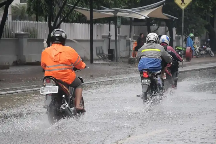 Jangan Sampai Sengsara di Jalan, Begini Tips Pemotor Hadapi Musim Hujan