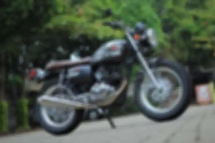 Modifikasi Kawasaki W175 dengan aksen krom