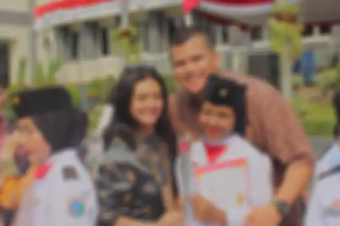 Bella Saphira dan anak sambungnya