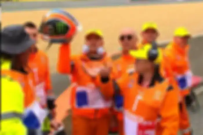 Alex Rins berikan helm sebagai penghormatan kepada marshall di MotoGP Prancis 2019