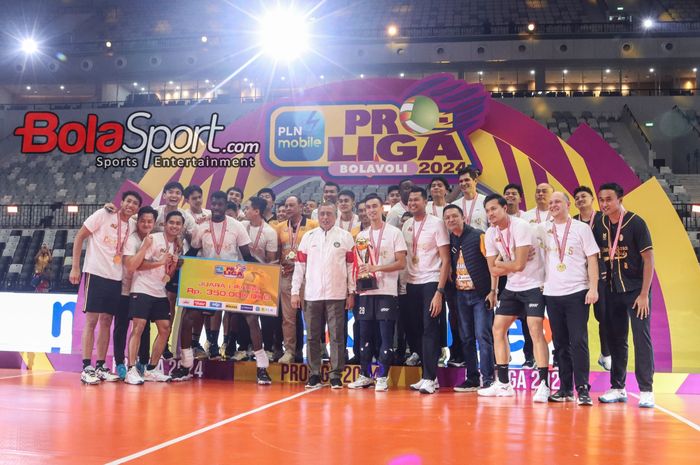 Skuad Jakarta Bhayangkara Presisi (skuat Jakarta Bhayangkara Presisi) sedang foto bersama seusai menjadi juara Proliga 2024 putra di Indonesia Arena, Senayan, Jakarta, Senin (22/7/2024).