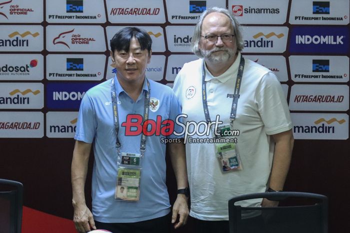 Pelatih timnas Indonesia, Shin Tae-yong (kiri), sedang berfoto bersama Tom Saintfiet (kanan) selaku juru taktik timnas Filipina di Media Center Stadion Utama Gelora Bung Karno, Senayan, Jakarta, Senin (10/6/2024).