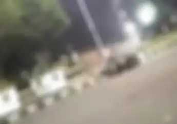 Ngeri... Video Detik-detik Kids Zaman Now Cornering di Monas, Hilang Kendali dan Tabrak Pembatas Jalan