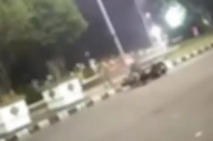 Seorang pemotor terjungkal dan usai hilang kendali saat cornering di Monas.
