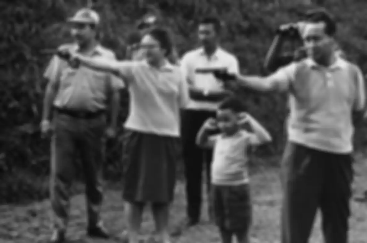Misteri Kematian Ibu Tien Soeharto Akhirnya Dibongkar Ajudan Soeharto, Ternyata Bukan Karena Peluru Nyasar. Ibu Tien Soeharto, Tommy kecil, dan Pak Harto