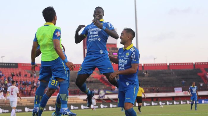 Penyerang Persib Bandung, Ezechiel N'Douassel (tengah), merayakan gol yang ia cetak ke gawang Persija Jakarta dalam laga pekan ke-26 Liga 1 2019 di Stadion Kapten I Wayan Dipta, Bali, Senin (28/10/2019).